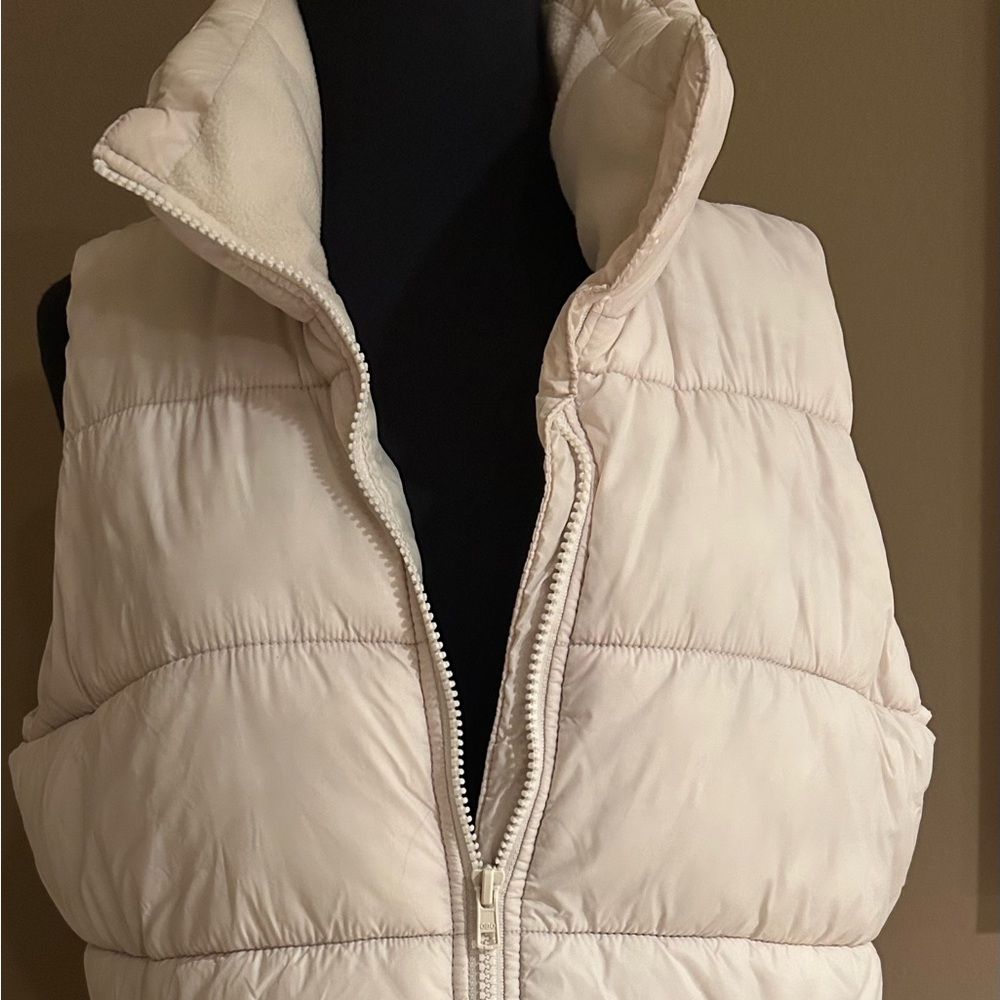 Women's White Puffer sleeveless Vest size Medium by Old Navy brand.